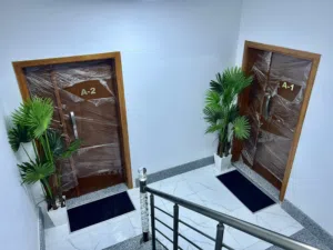 مبنى سكني حديث وراقي يحتوي على شقق للإيجار السنوي - مصراتة