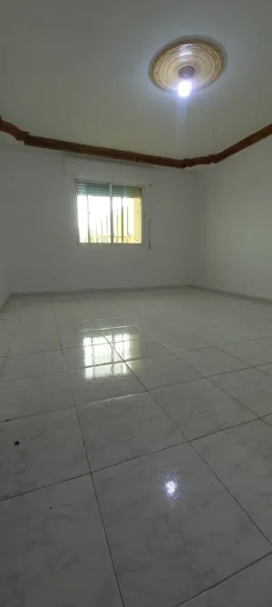 شقه للبيع في ضاحية الأستقلال طابق ارضي تسويه نزول شاحط درج مساحه 150م