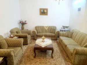 طقم صالون جميل وأنيق مع ثلاثة ترابيزات واحدة مركزية واثنتين جانبيتين بحالة جيدة جدا .... بسعر مغري