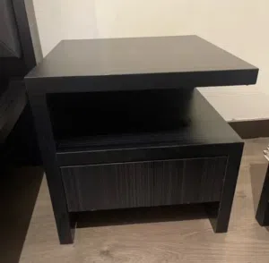 طاولة جانبية / side table