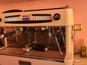 ماكينه اسبريسو مع قراندير تبعتها