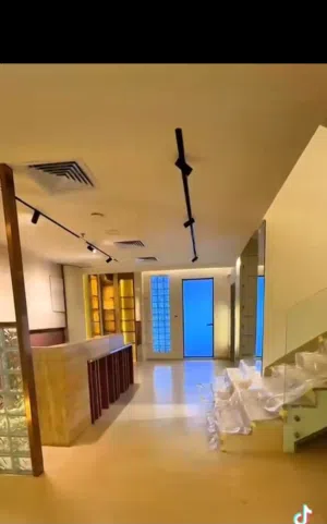 فيلا بالسالمية صالون نسائي مكون من ثلاث طوابق اثنين مصعد 9 باركن سيارات اثنين حمام سباحة