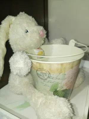 دلو ديكور  معدني المنيوم مرسوم مع يد و مع دبدوب  ل مشتركي بازار و منسق اعمال يدويه شموع و ازهار و لل