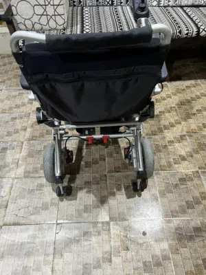 كرسي إعاقة متحرك نظيف