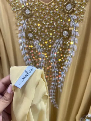 لبس للبيع ذهبي اللون