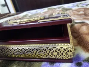 صندوق مصحف خشب بني غامق السعر ( 5 ) دنانير _________________________________________________________