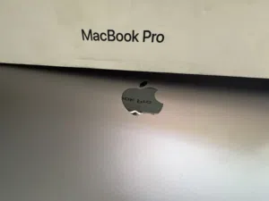 Mac book pro 2018 16 ram 15.6in