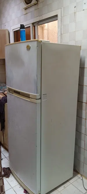 ثلاجة بحالة نظيفة جدا للبيع