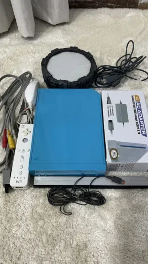جهاز نينتندو ويي WII لون ازرق ومع ملحقاته الاسلاك و يدات التحكم