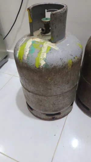 دباب غاز فاضيه نظيفه مافيها اي عيب