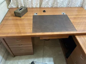 مكتب  مع كرسين بحالة ممتازة