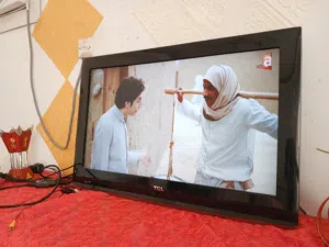 تلفزيون الشبه الجديد لا توجد به اي مشاكل نظافه جدا