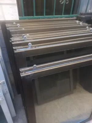 شبابيك المنيوم لون اسود زجاج عسلي بحال الوكاله مستعمل عدد 15