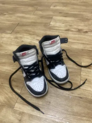 Authentic Nike Air Jordan 1 Mid Black/White – Used – 37.5 / 6.5