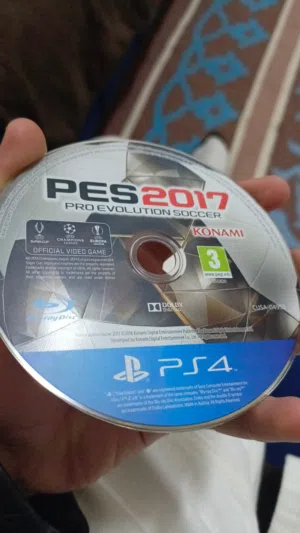 للبيع شبه جديد CD PES 2017 Ps4