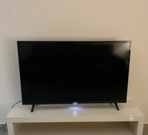 تلفزيون tcl مع الريموت والطاوله