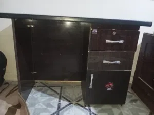 مكتب خشبي بني