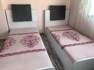 غرفة نوم بحالة ممتازة للبيع