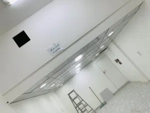 مخزن علوي محل ( سدة ودرج خشب) و قاطع خشب مع باب و فورسيلنق واضواء سبوت جاهزه