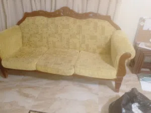 كنب بلون سكري مستعمل استعمال خفيف لمدت شهرين مع ستائر وطاولات هديه بسعر رمزي مع الفراشات والمخدرات