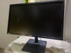 للبيع شاشة سامسونج 24بوصه