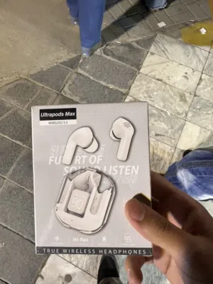 سماعة ايربود لون ابيض مع شاحنة للسماعة ultrapods max