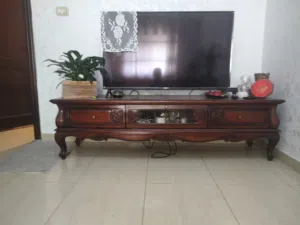 طاولة تلفزيون بحالة ممتازة