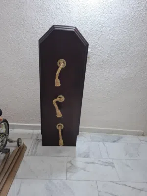 انارة مطبخ خشبية فوق طاولة الجرانيت تحتوي على ثلاث سبوتات