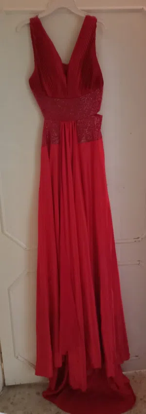 فستان خطبة أو حفلة حلو فخم جدا قماش ساتان مع حرير للبيع ((لمن تريد تبعت رساله عالسوق المفتوح فقط)))!