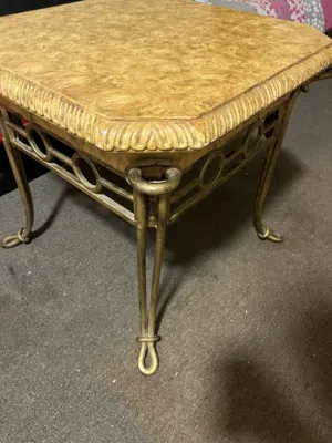 طاولة رخامية