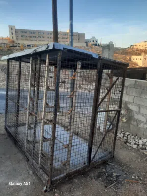 قفص حديد للحيوانات