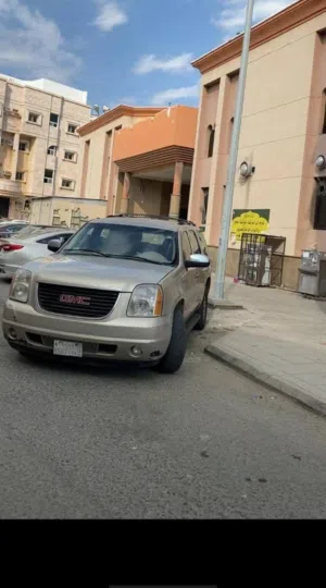 GMC Yukon عادي 2007 model 400,000 Km Working AC Engine Gear working good condition Dent on rear