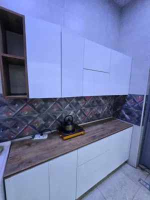 كاونتر MDF شغل ممتاز بطول 2 متر، مع سنك بطول 1 متر وخلاط درجة أولى.