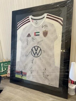 تشيرت نادي الوحده توقيع جميع الاعبين مع صوره تحمل توقيع النجم السابق اسماعيل مطر في اخر مبارة له