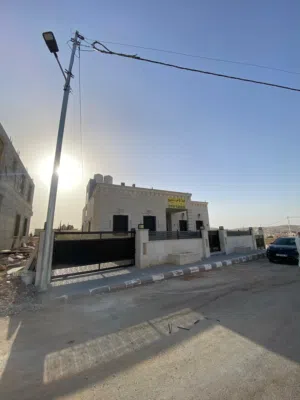 فيلا فاخره للبيع طابق واحد في البيضا كامله الاضفات مع تدفئه وكراج خاص وحديقة وكوشان مستقل