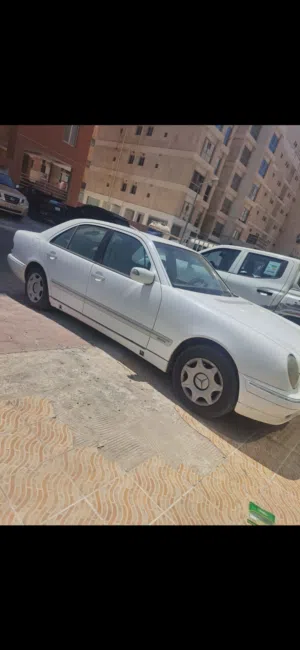 سيارة مرسيدس عيون موديل 201 مكيف وقير ومكينه بحاله جيده