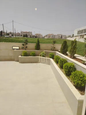 في عبدون بالقرب من تاج مول و السفارة السوريه شقة شبه أرضي 290م مميزة / ref 1225