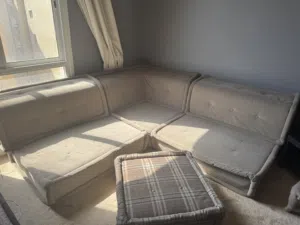 جلسة ركنية مع مسند نظيف و بحالة جيدة
