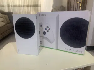 Xbox series s بحالة ممتازة جداً (استعمال سنة) مع كارتونه ويدتين + بطارية شحن! توب النظافة