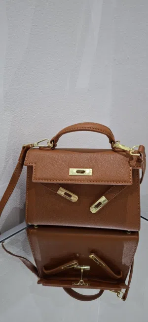 حقيبة جلدية بنية أنيقة مع حزام كتف
