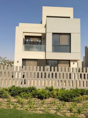 للبيع تاون كورنر  في كمبوند ذا سيتي البروج بجوار المركز الطبي العالمي  الفيلا متشطبه واستلتمتها بالف