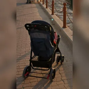 عربة اطفال و سرير اطفال هزاز ماركة first step