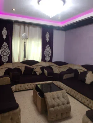 كنب غرفه مستعمل نضيف مع طاوله كبيره واربعه صغار وبردايتين مع قطعهم وتعليقه