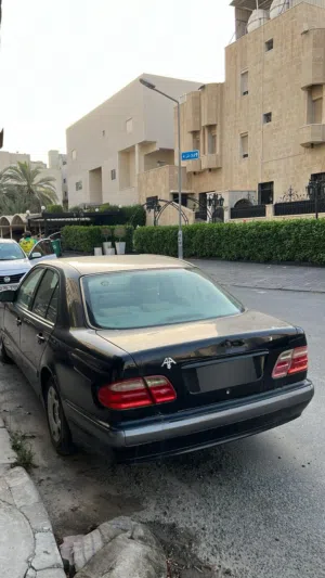 مرسيدس E200