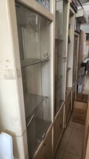دولاب مع رفوف