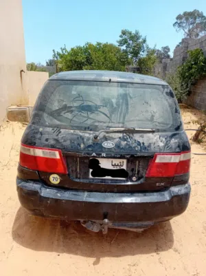 كيا كارينز 2004 محرك 18 كمبيو مغير عادي حالتها معقولة و الجاد في الشراء يتفضل يشوف السيارة بروحه في