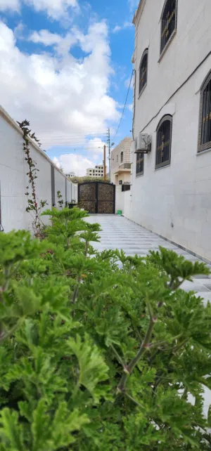 610 m2 More than 6 bedrooms Townhouse for Sale in Amman Al Yadudah