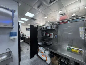 مطعم عربي شغال بالكامل للبيع بموقع ممتاز على شارع رئيسي، جاهز للاستلام والتشغيل فوراً.