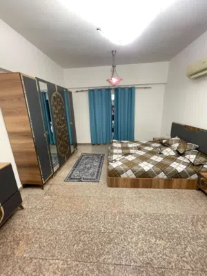متاح شقة غرفتين وصالة عند مسجد محمد الأمين. في بناية الطابق السادس وفيها مصعد حاجة نظيفة جدا