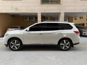 Nissan pathfinder platinum 4WD 2016 model